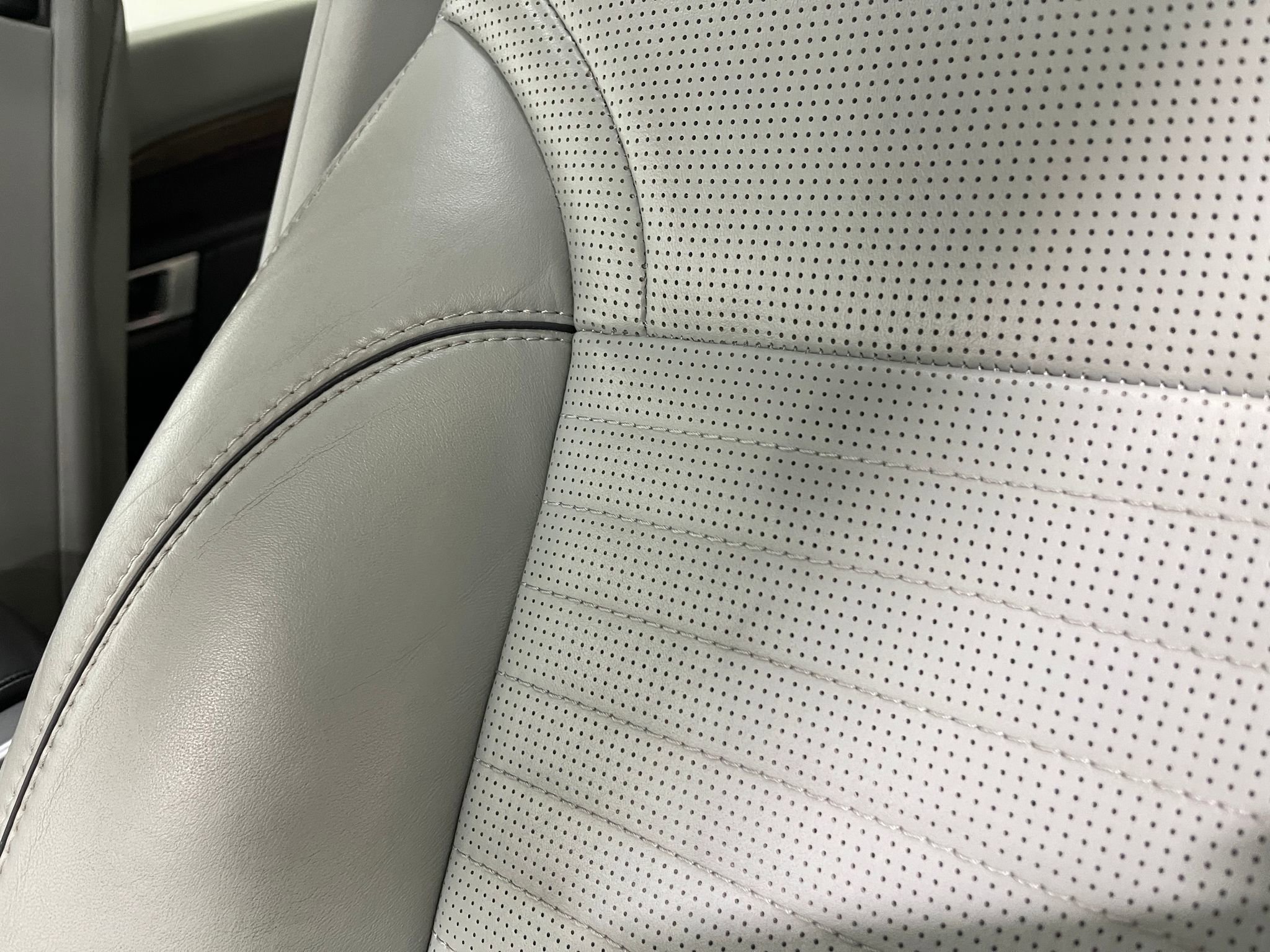 Used 2018 Land Rover Discovery HSE Luxury AWD/4WD image 18