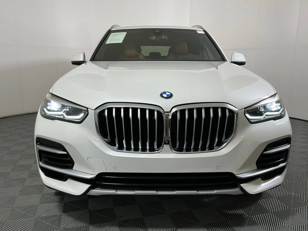 Certified 2022 BMW X5 xDrive40i w/ Parking Assistance Package AWD/4WD image 3