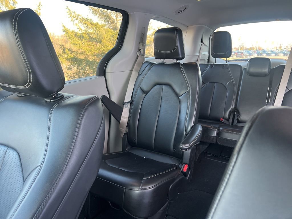Used 2024 Chrysler Pacifica Touring-L image 25
