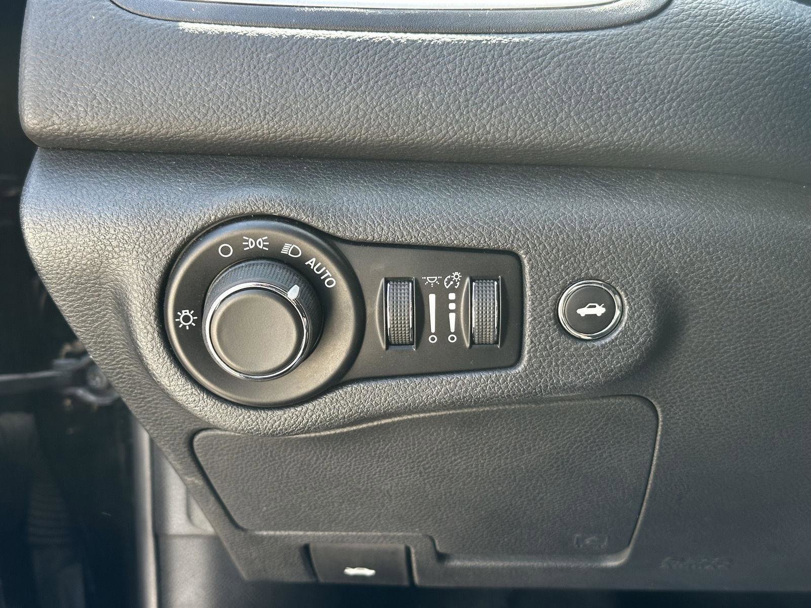 Used 2016 Chrysler 200 Limited w/ Convenience Group FWD image 24
