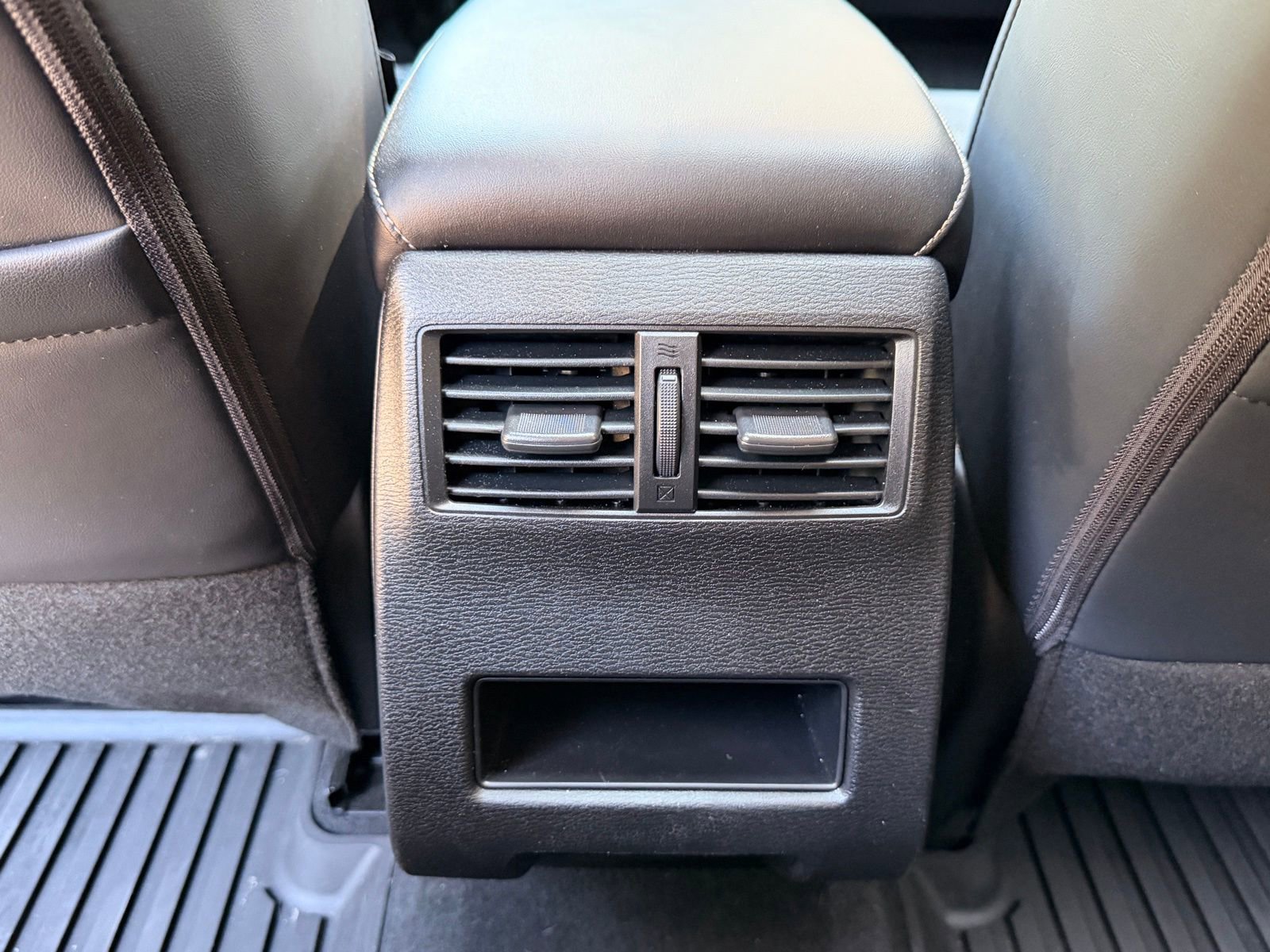 Used 2024 Mitsubishi Outlander AWD image 16