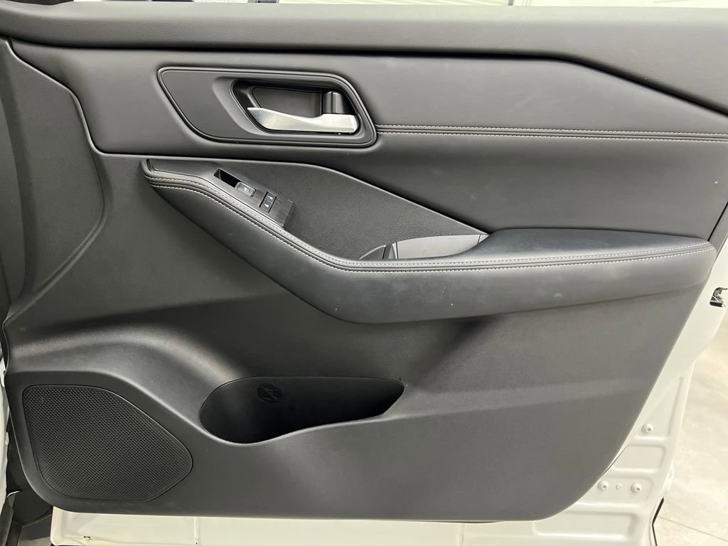 Used 2025 Nissan Rogue SL w/ Tech Package image 24