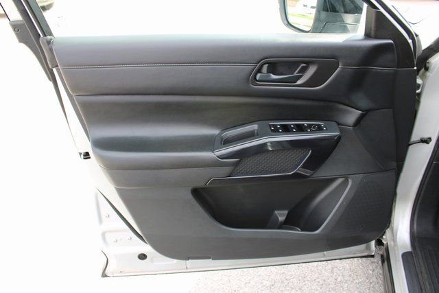 Used 2023 Nissan Pathfinder S image 12