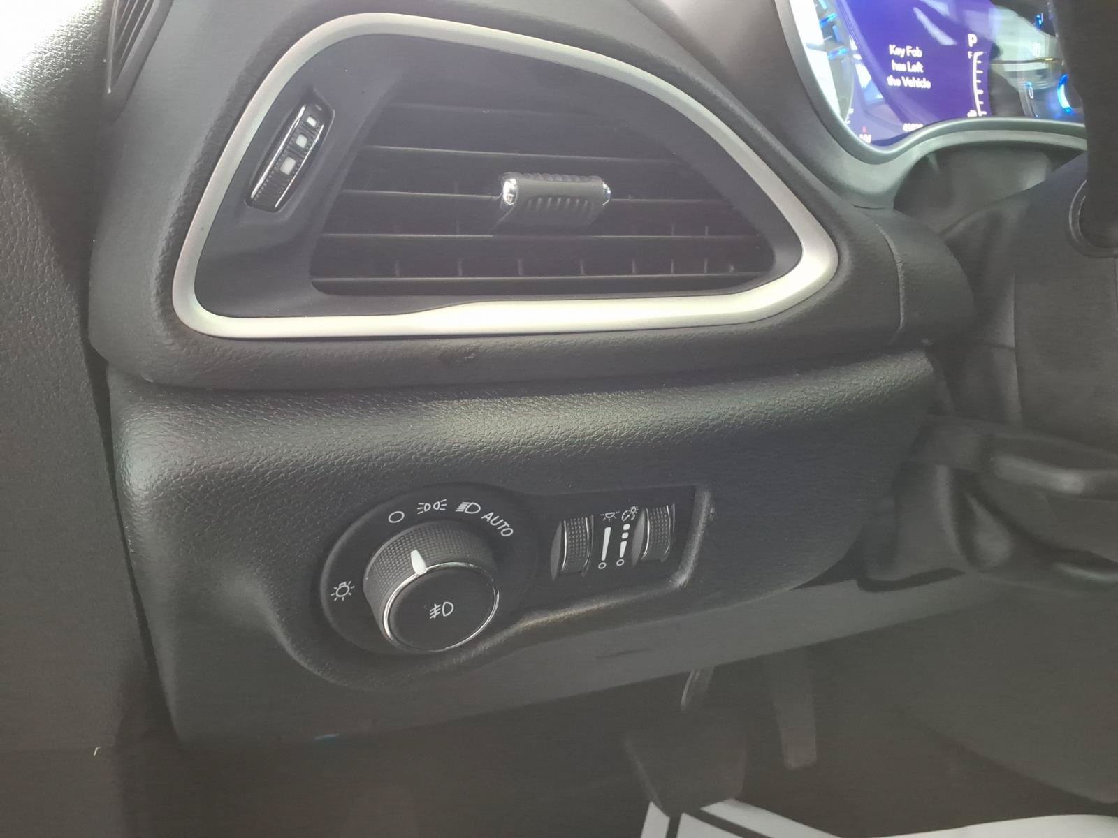 Used 2025 Chrysler Pacifica Select FWD image 20