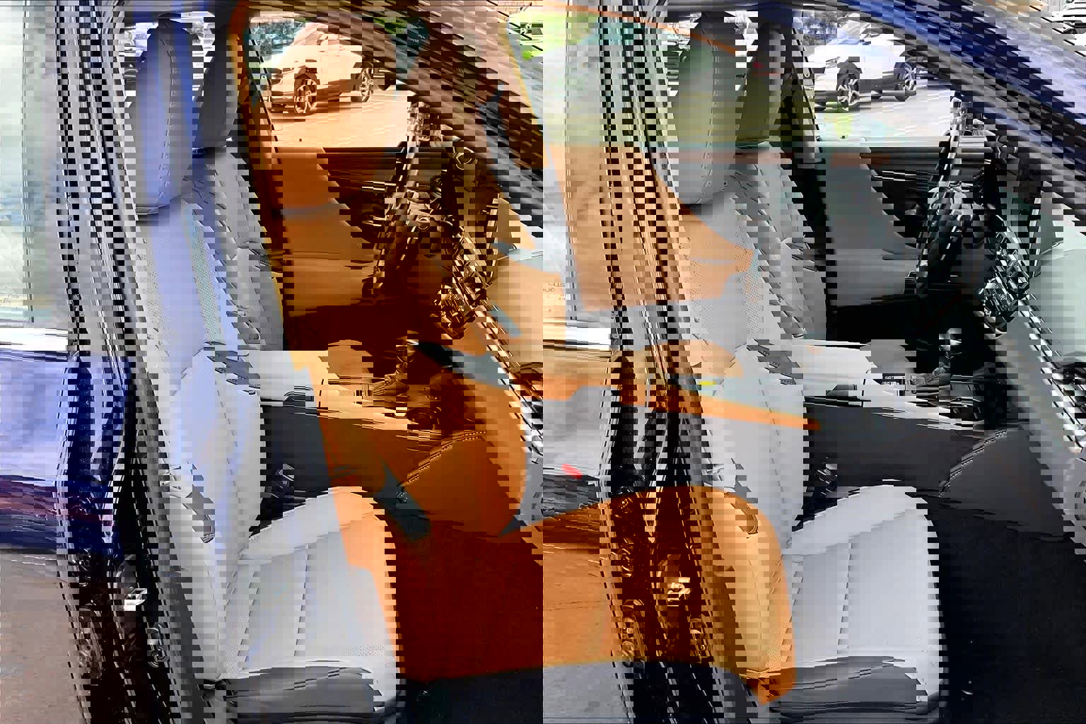 Certified 2025 Lexus ES 300h w/ Premium Package image 9