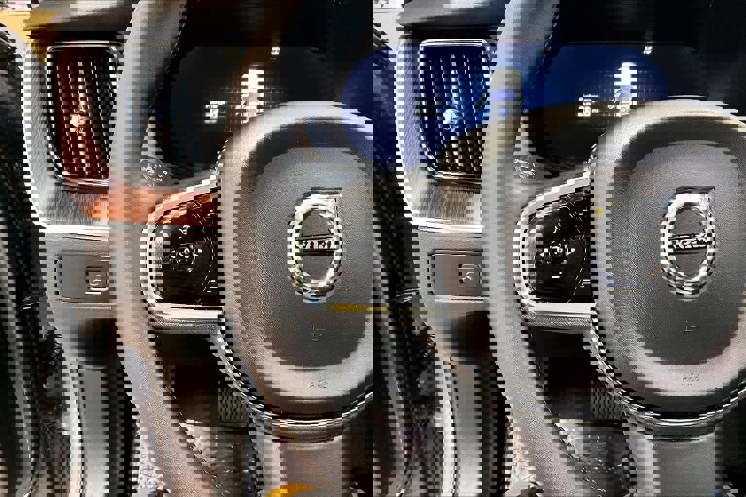 Used 2024 Volvo XC60 B5 Plus image 23