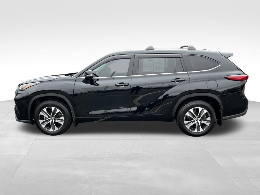 Used 2022 Toyota Highlander XLE image 2