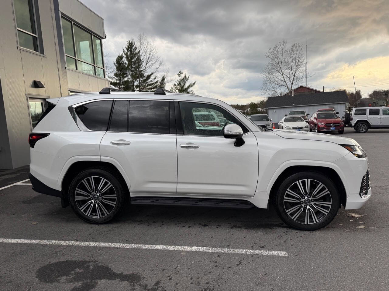 Used 2026 Lexus LX 600 4WD w/ Accessory Package (2T) image 3