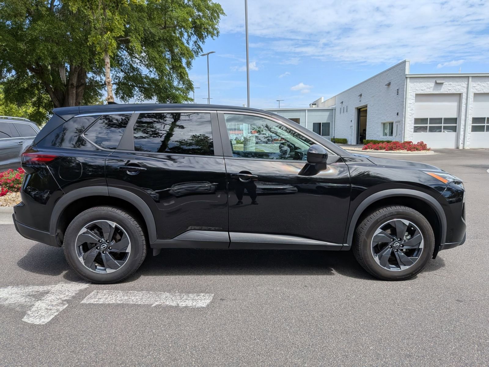 Used 2024 Nissan Rogue SV AWD/4WD image 2
