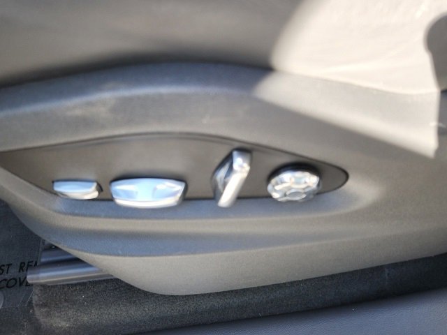 Used 2021 Porsche Cayenne w/ Premium Package image 27