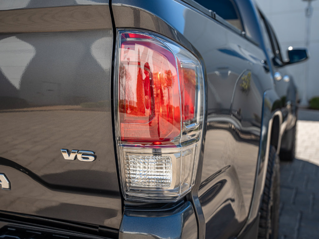 Used 2016 Toyota Tacoma Limited w/ Towing Package AWD/4WD image 9