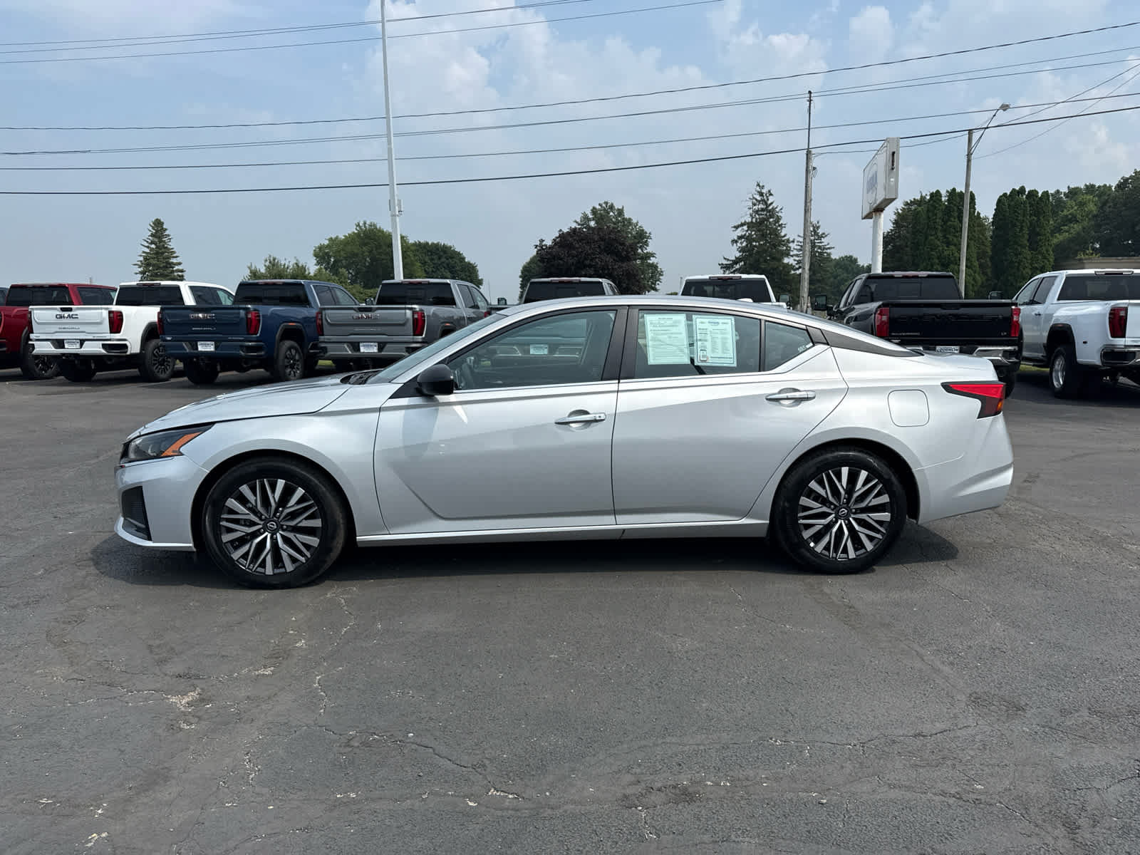 Used 2025 Nissan Altima 2.5 SV FWD image 2