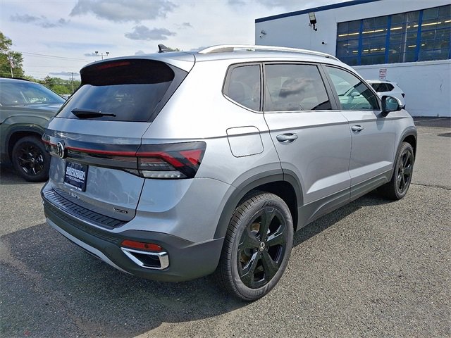 New 2025 Volkswagen Taos SEL image 4