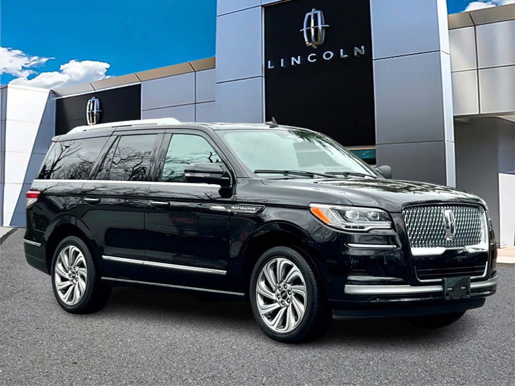 Used 2022 Lincoln Navigator Reserve image 1