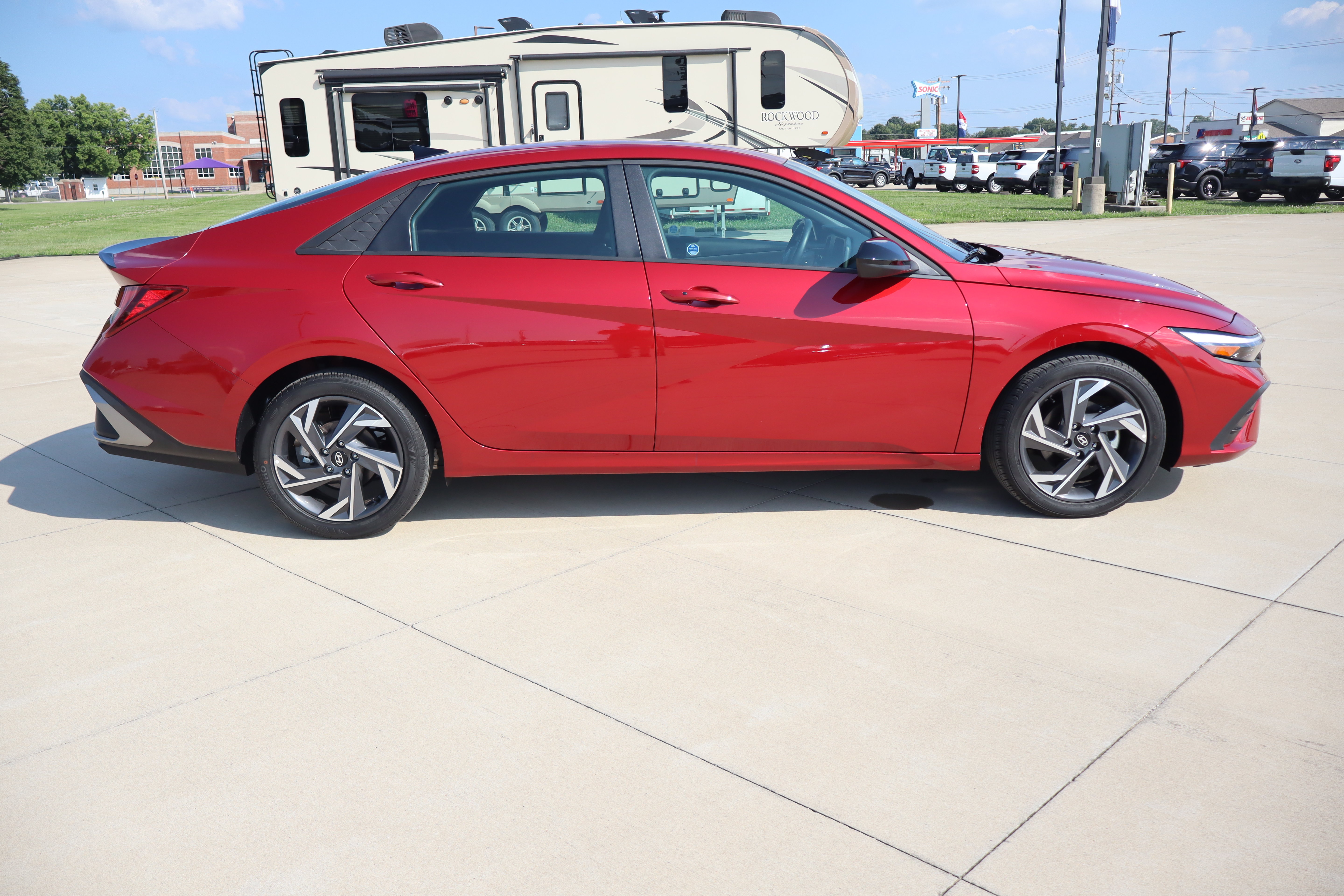 Used 2025 Hyundai Elantra Sport FWD image 4