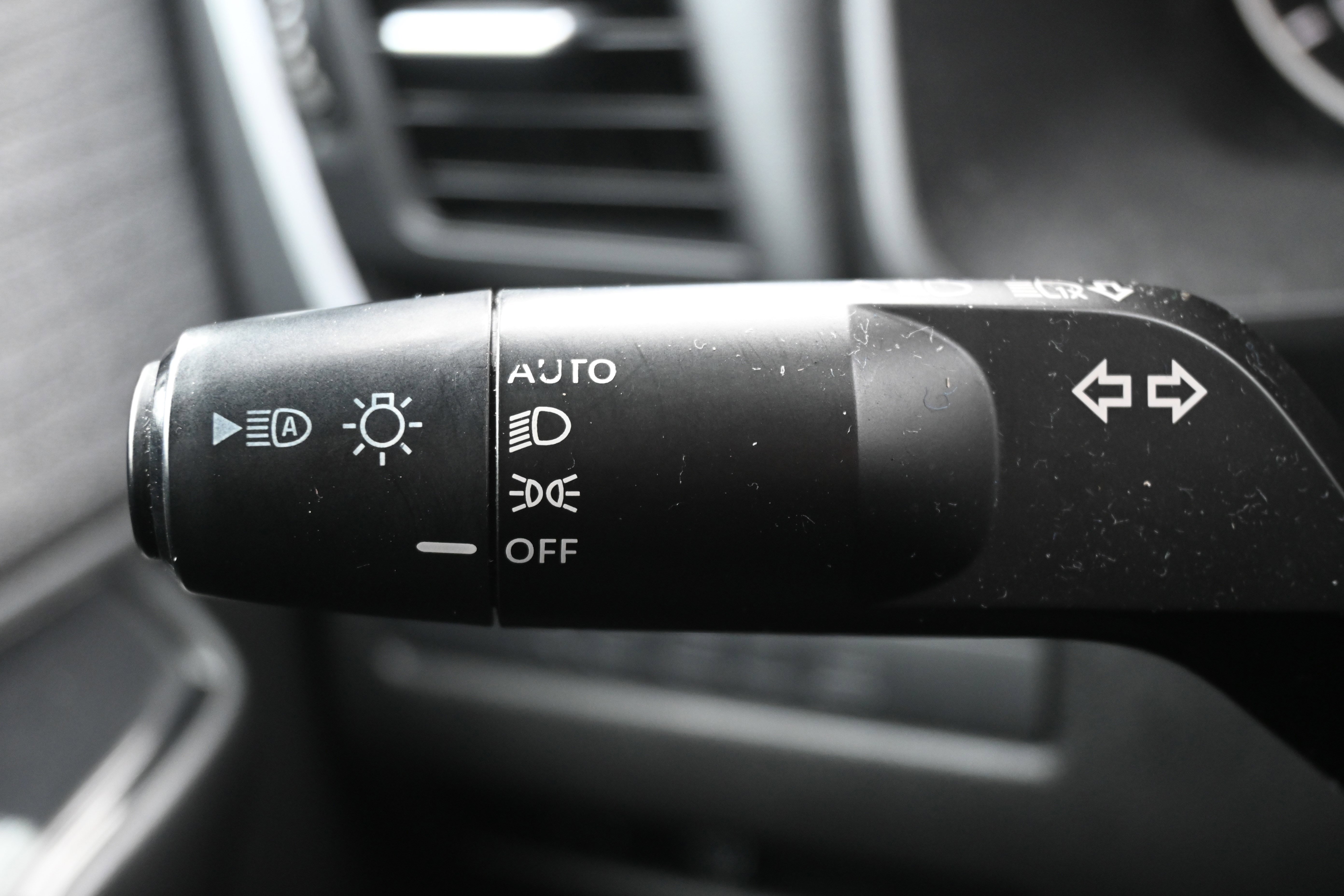 Used 2023 Nissan Rogue S image 28