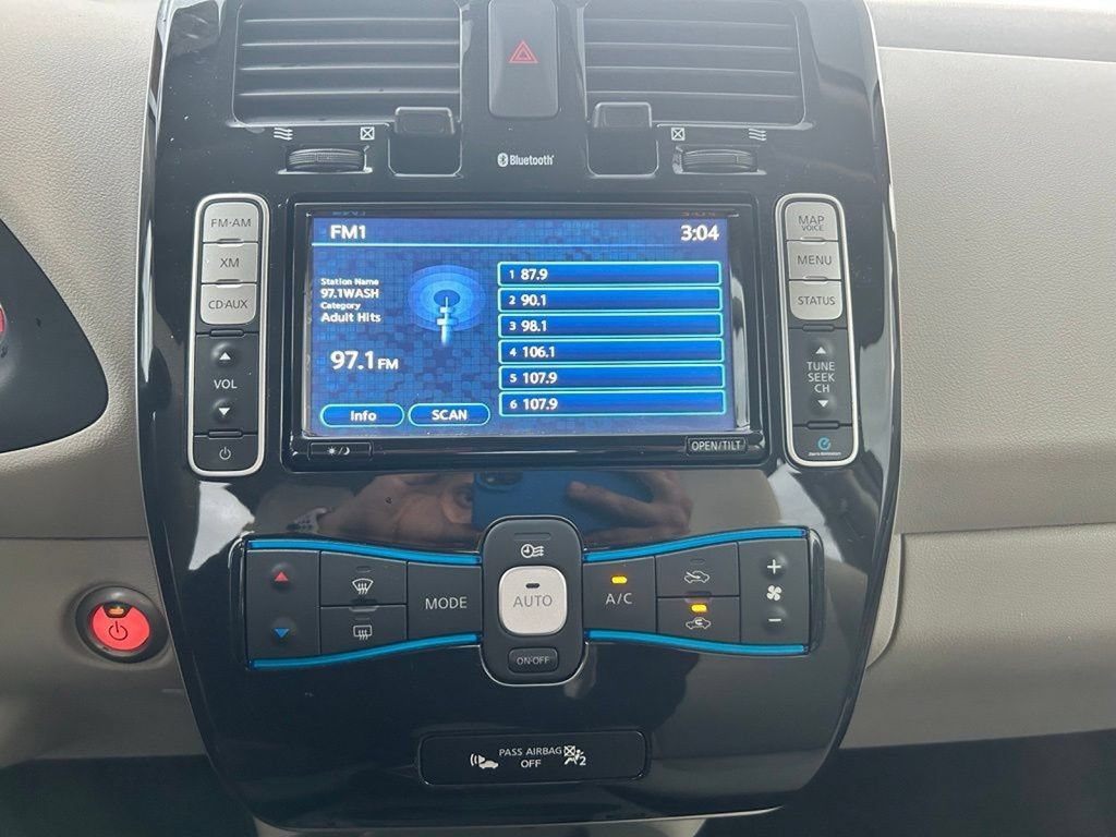 Used 2012 Nissan Leaf SL FWD image 24