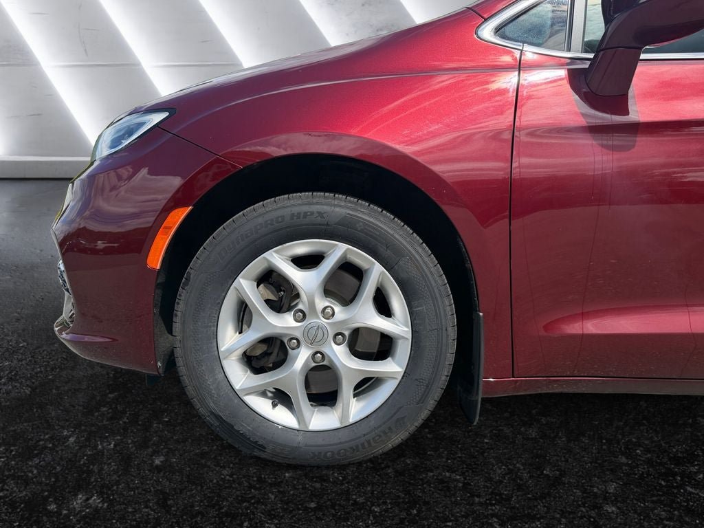 Used 2021 Chrysler Pacifica Touring-L AWD/4WD image 15
