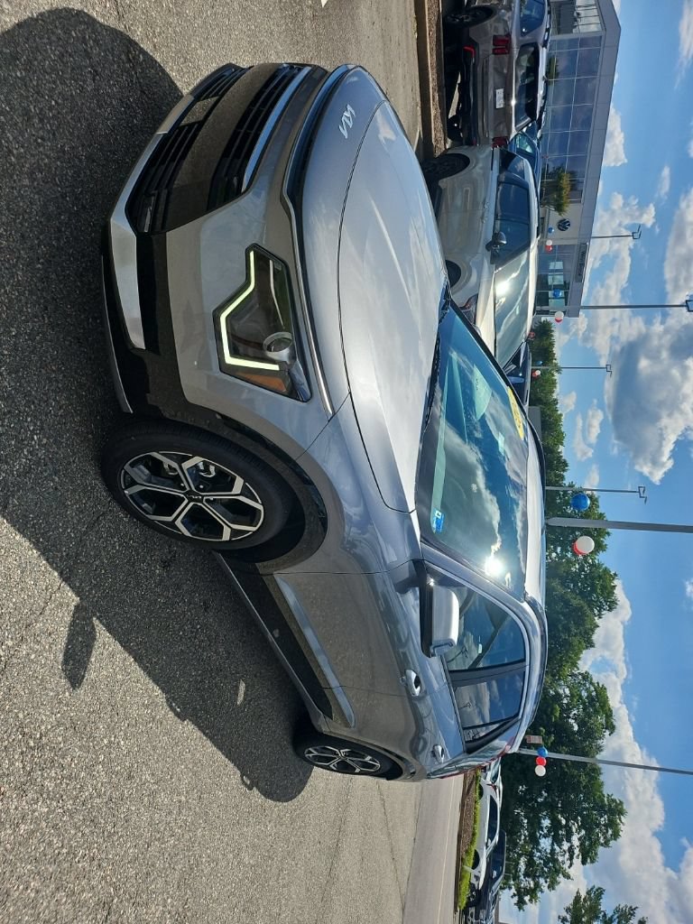Used 2025 Kia Niro EX Touring FWD image 2