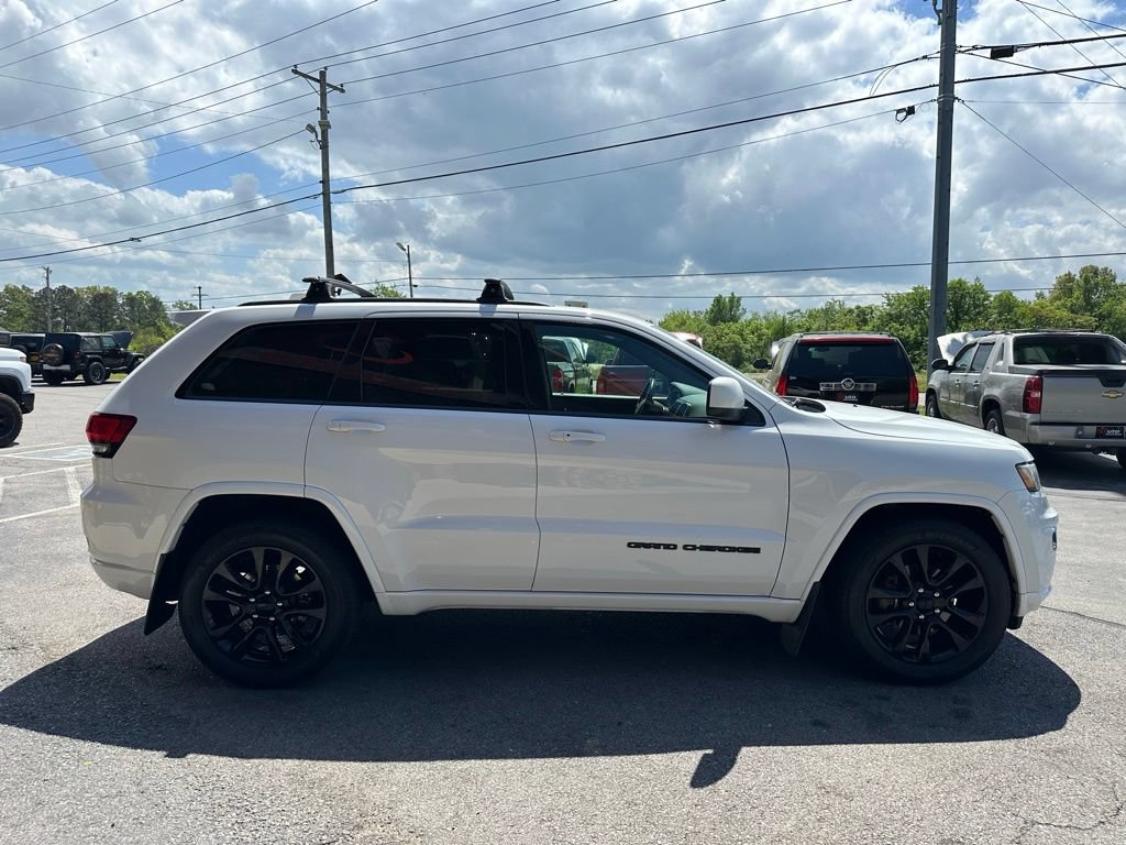 Used 2018 Jeep Grand Cherokee Altitude RWD image 9