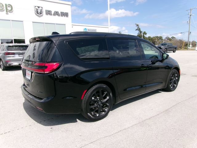 Used 2025 Chrysler Pacifica Limited image 4