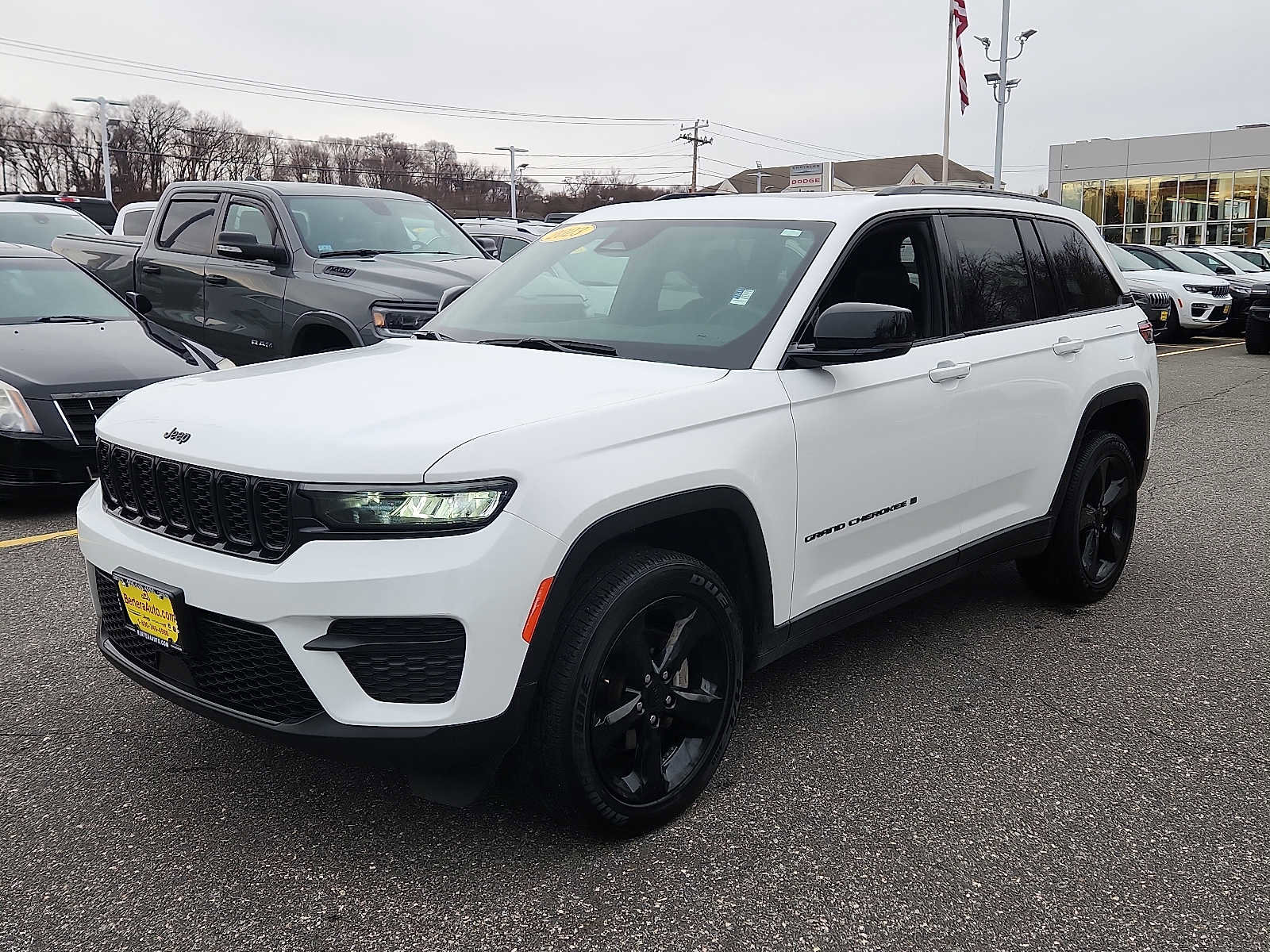 Used 2023 Jeep Grand Cherokee Altitude image 3