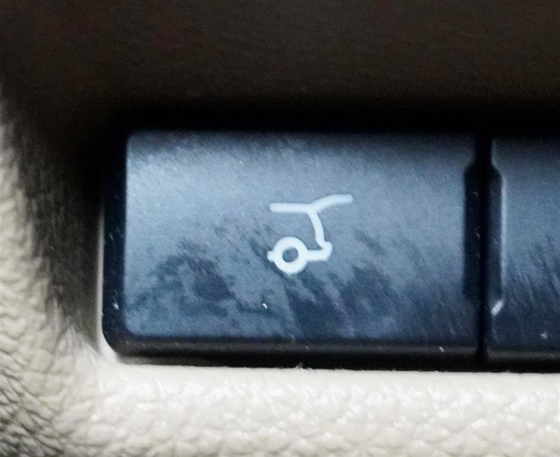 Used 2016 Ford Explorer XLT w/ Equipment Group 202A AWD/4WD image 32
