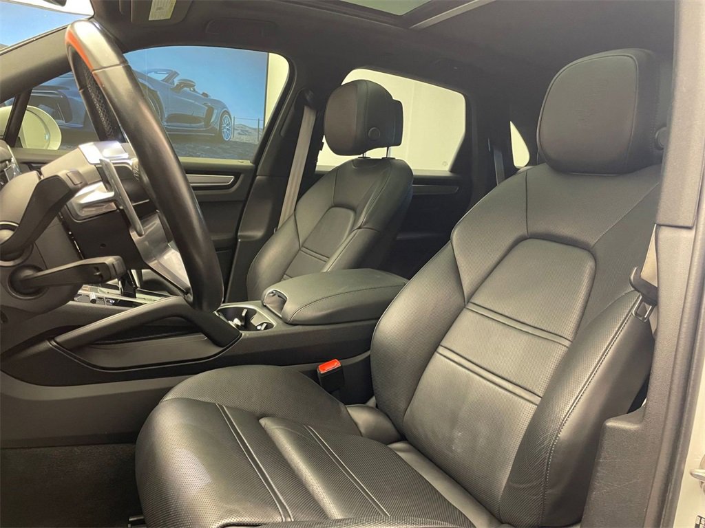 Used 2022 Porsche Cayenne Platinum Edition image 5