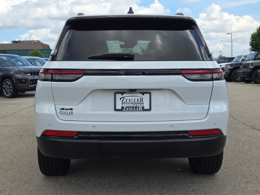 New 2025 Jeep Grand Cherokee Altitude image 14