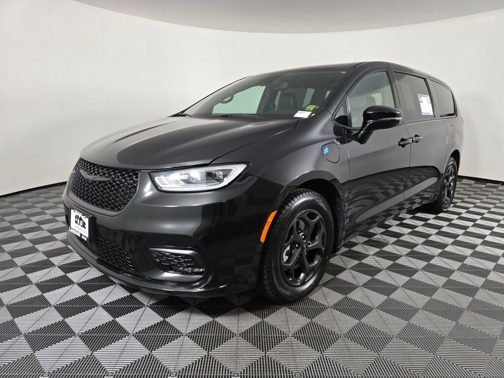 Used 2023 Chrysler Pacifica Limited w/ Uconnect Theater Family Group FWD image 7