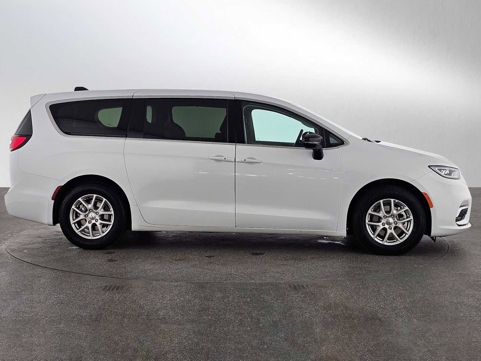 Used 2024 Chrysler Pacifica Touring-L image 2