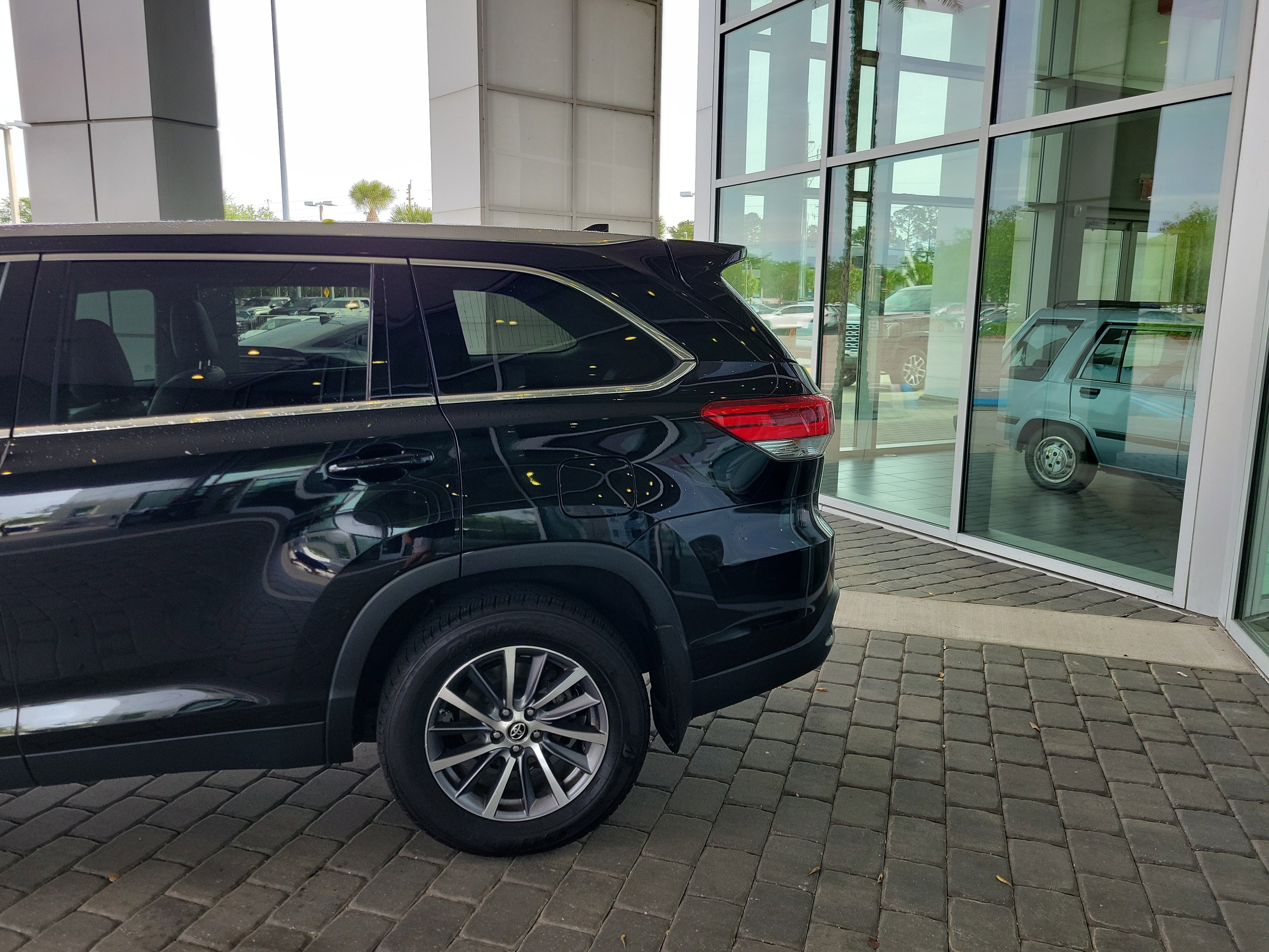Used 2019 Toyota Highlander XLE image 4