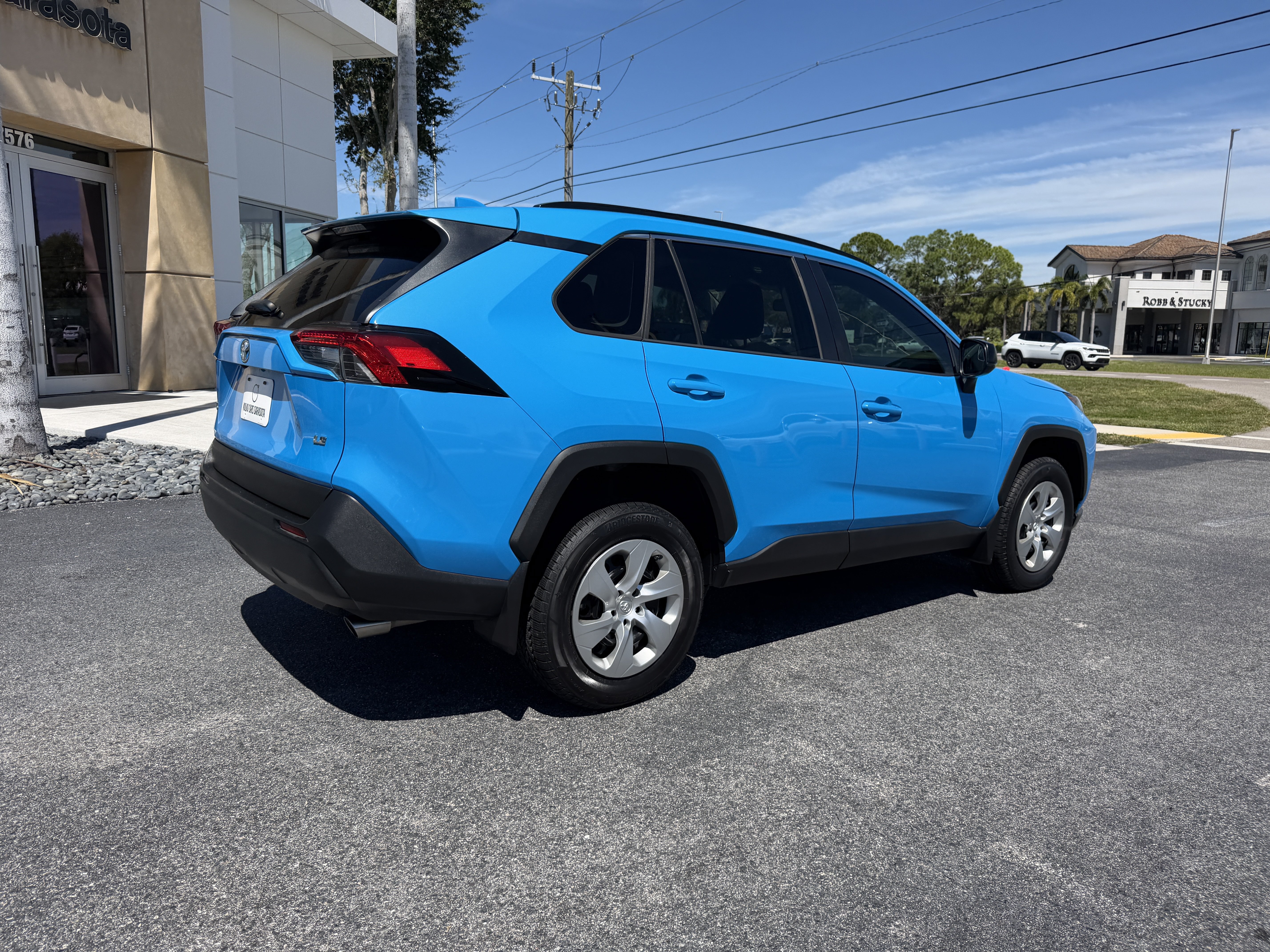 Used 2020 Toyota RAV4 LE FWD image 3