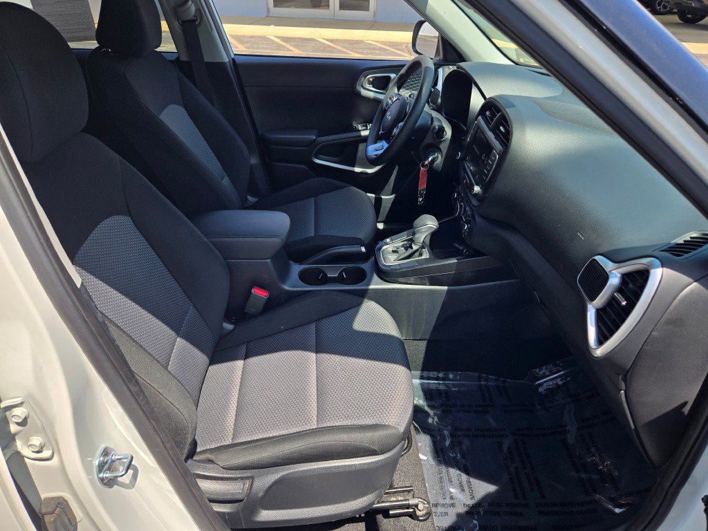 Used 2025 Kia Soul LX w/ LX Technology Package FWD image 7