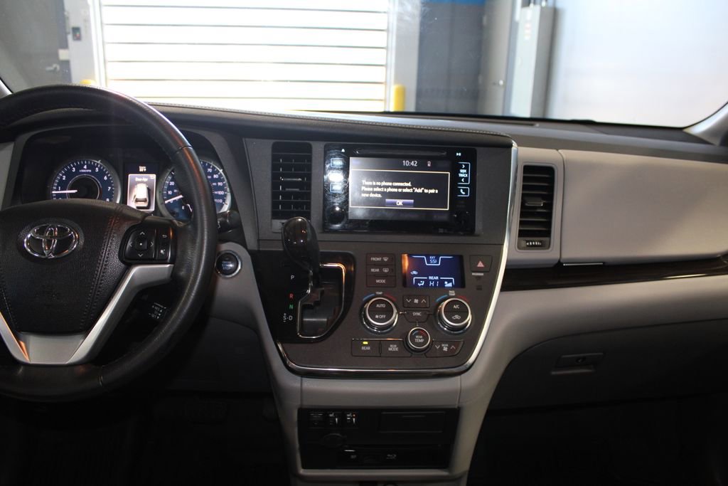 Used 2017 Toyota Sienna XLE Premium image 22
