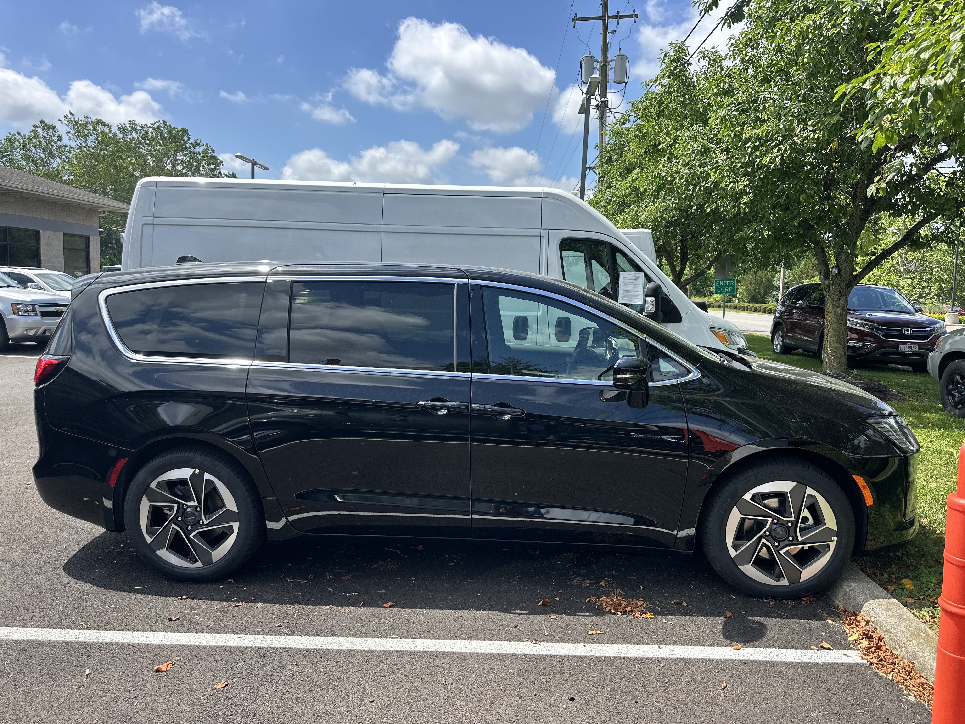 New 2027 Chrysler Pacifica Limited w/ Family Tech Group FWD image 19