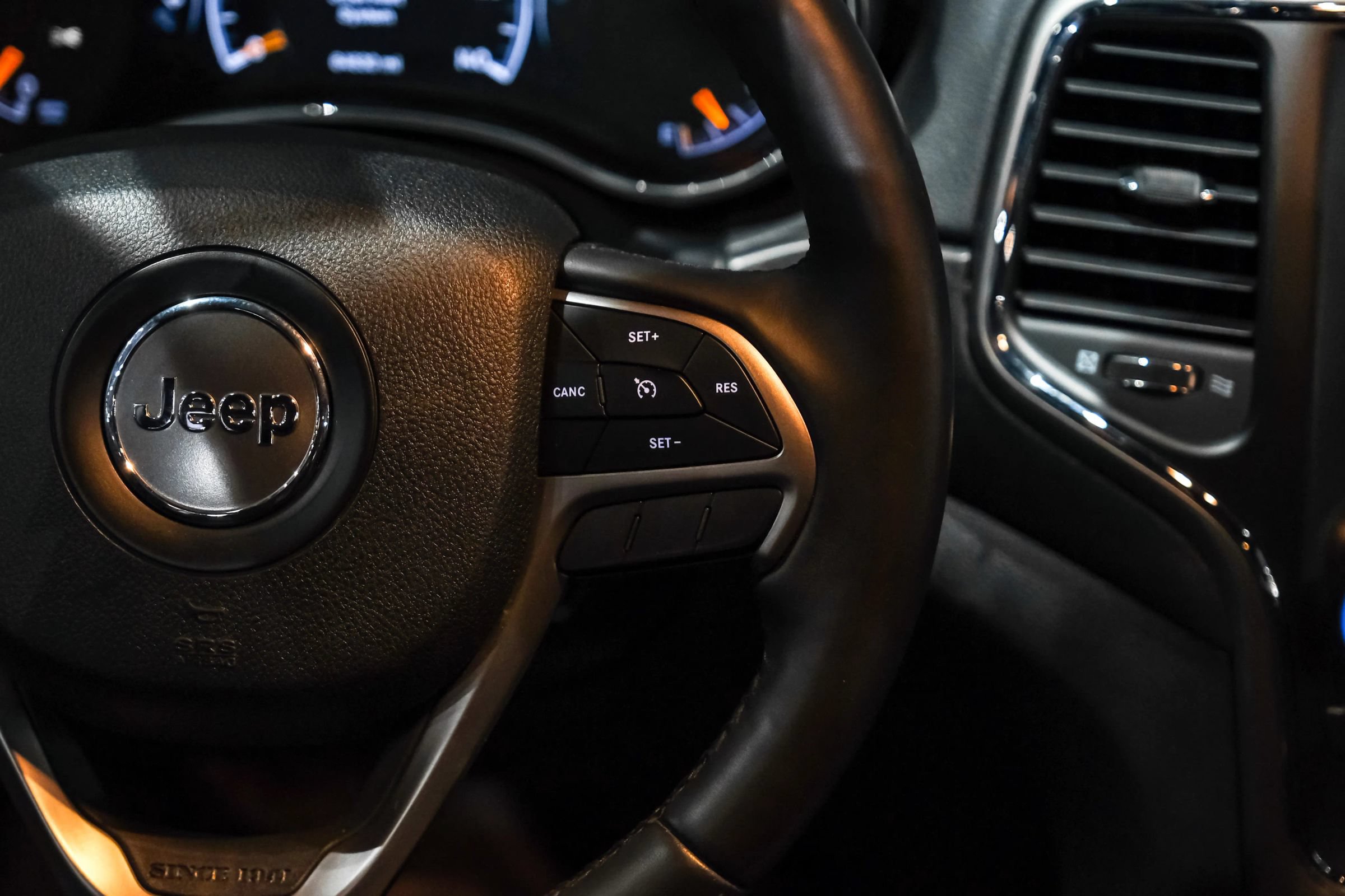 Used 2018 Jeep Grand Cherokee Altitude AWD/4WD image 18
