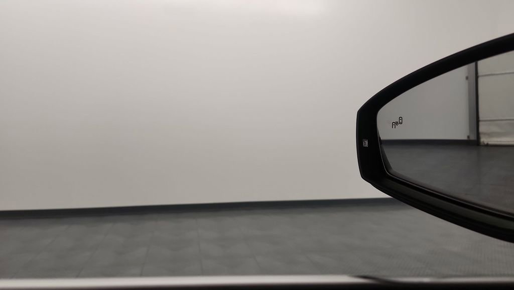 Used 2018 Volkswagen Tiguan SEL AWD/4WD image 18