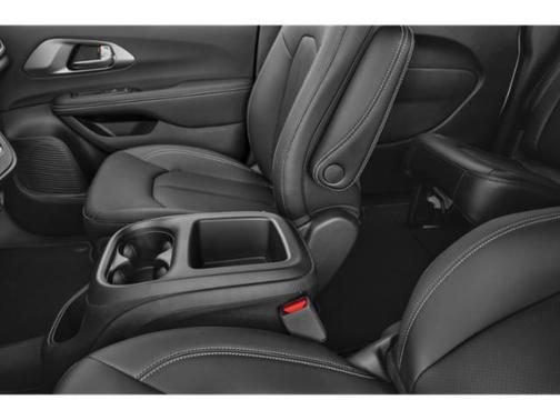 Used 2025 Chrysler Voyager LX FWD image 14