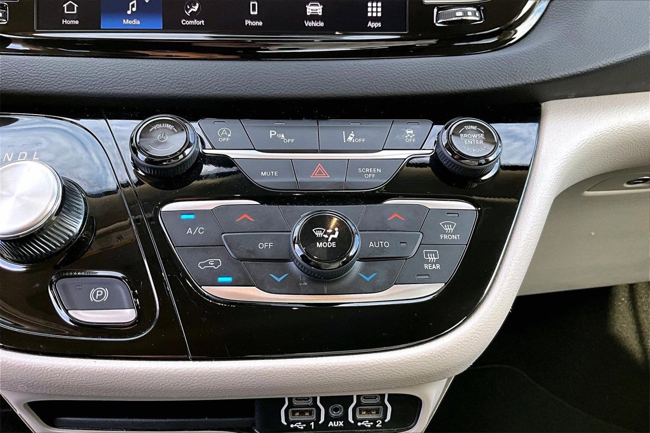 Certified 2024 Chrysler Pacifica Touring-L image 17