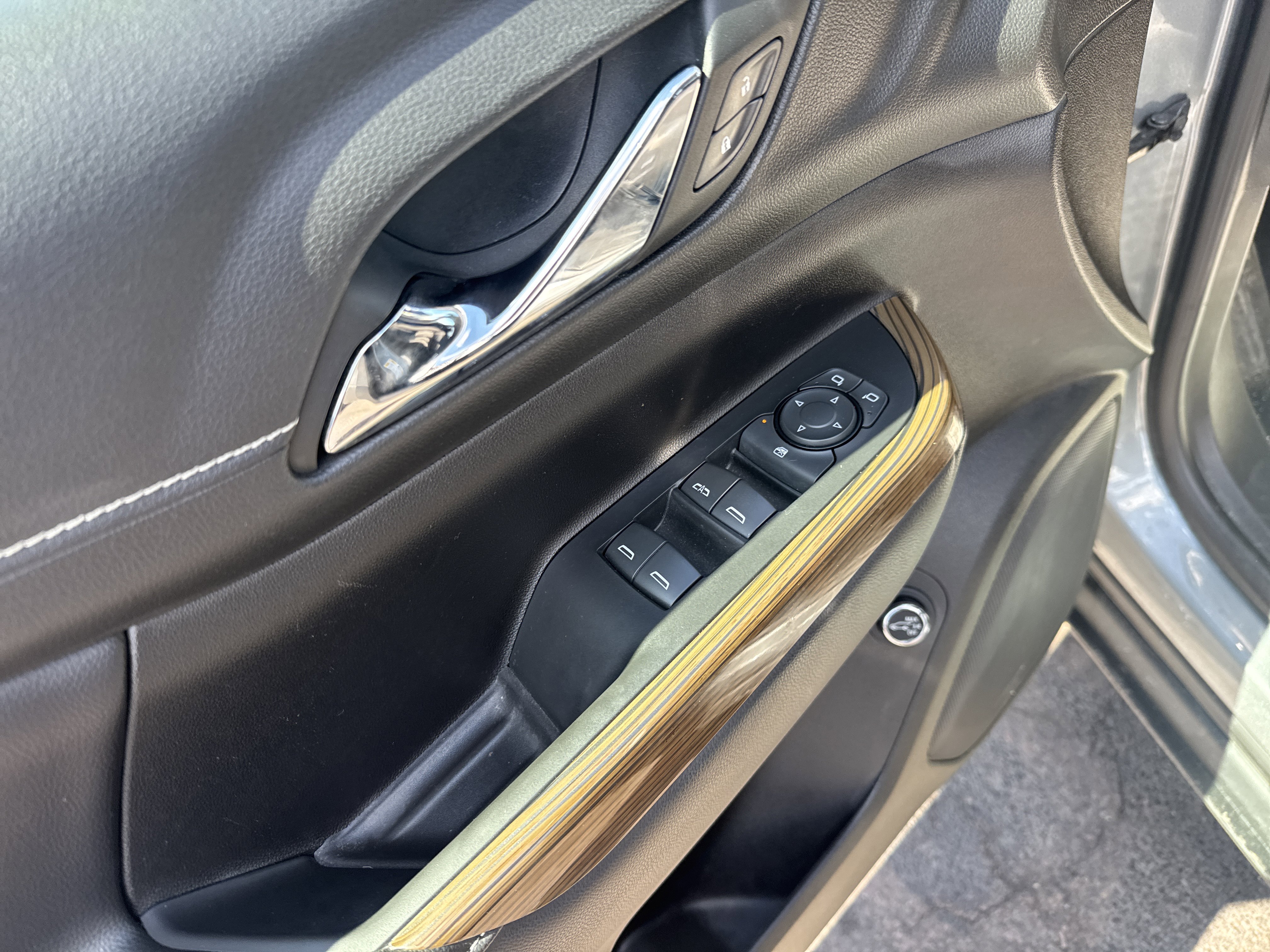 Used 2023 GMC Acadia SLE w/ Driver Convenience Package image 17