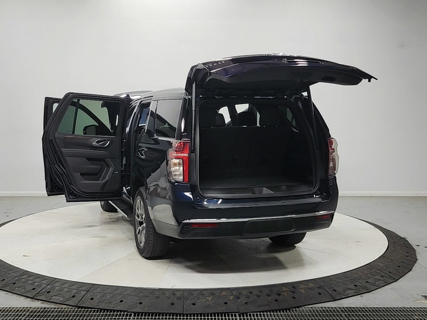 Used 2022 Chevrolet Tahoe LT w/ Luxury Package AWD/4WD image 15
