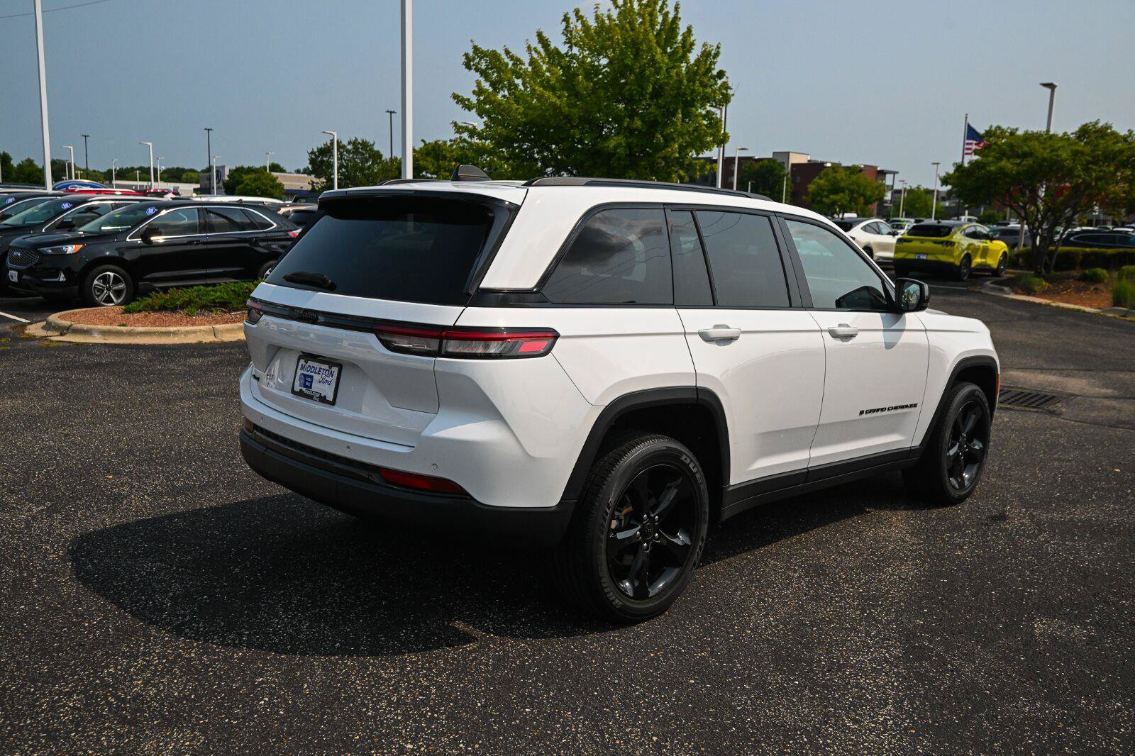 Used 2023 Jeep Grand Cherokee Altitude AWD/4WD image 5