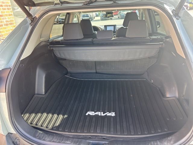 Used 2020 Toyota RAV4 XLE w/ Convenience Package FWD image 6