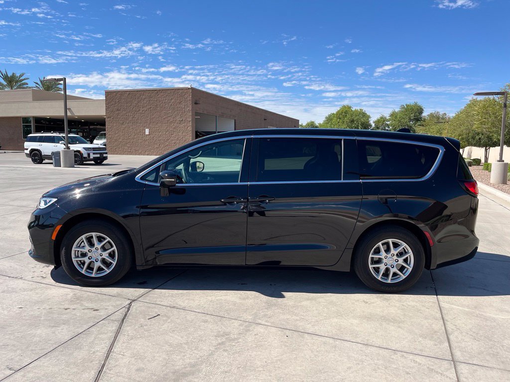Used 2026 Chrysler Pacifica Select FWD image 5