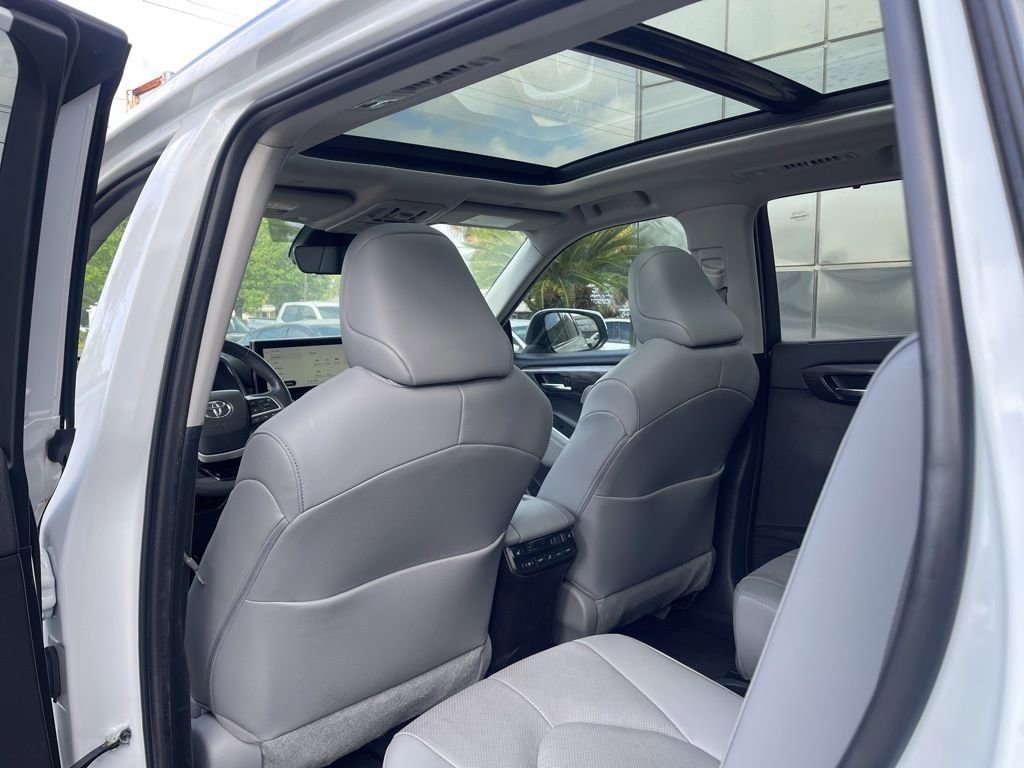 Used 2023 Toyota Highlander Platinum image 10