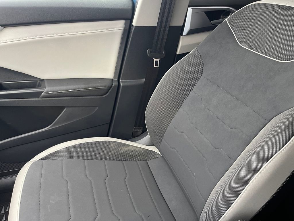 Used 2025 Volkswagen Taos SE AWD/4WD image 24