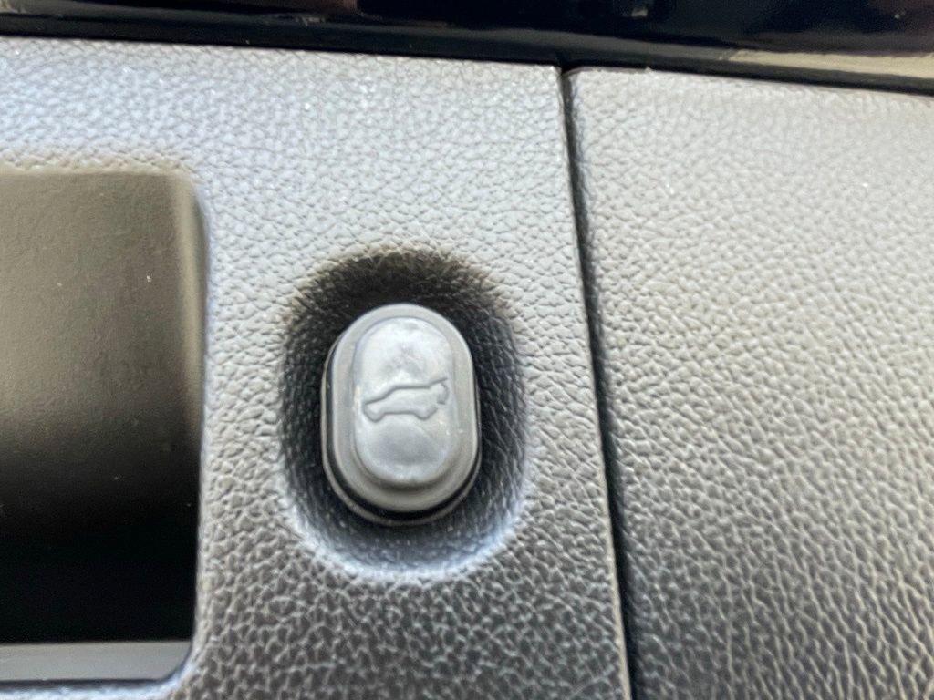 Certified 2020 Cadillac Escalade Luxury w/ Escalade Sport Edition image 21