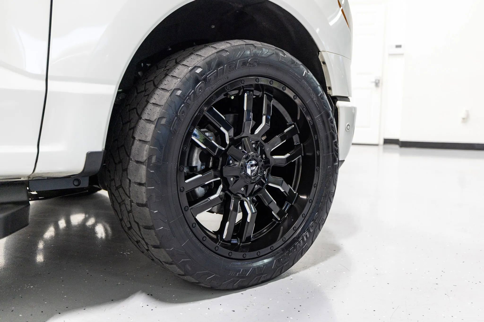 Used 2023 Ford F150 Lightning Platinum AWD/4WD image 28