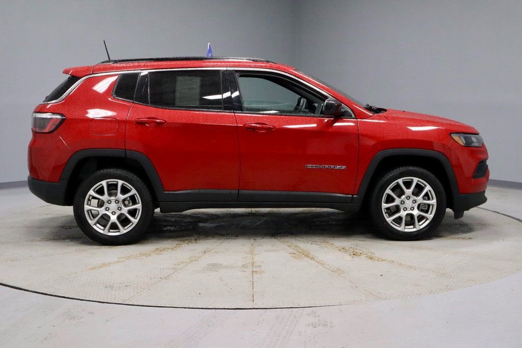 Used 2023 Jeep Compass Latitude image 11